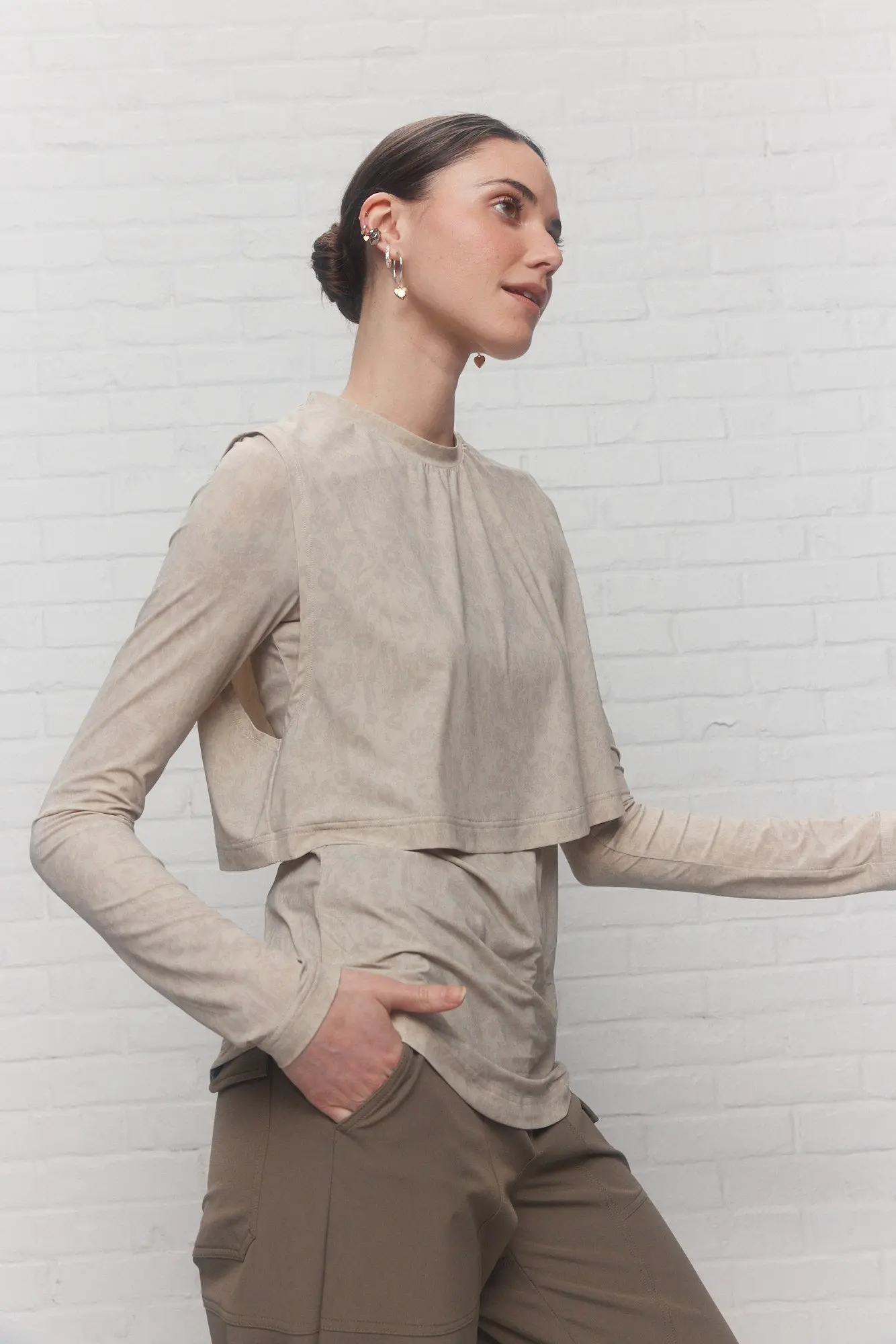 Chandail taupe imprimé avec superposition | Gogo – Image 3