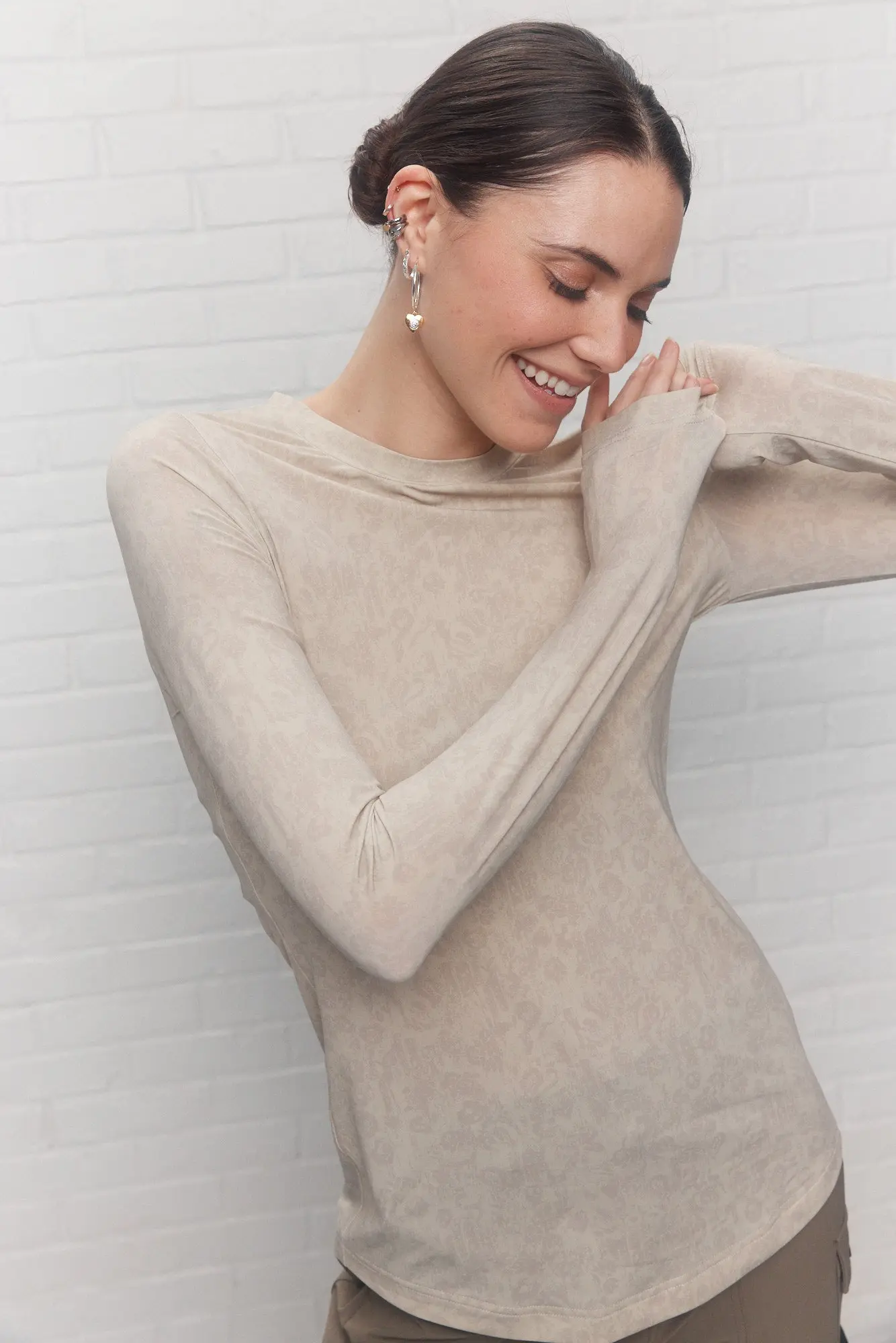 Chandail taupe imprimé avec superposition | Gogo – Image 2