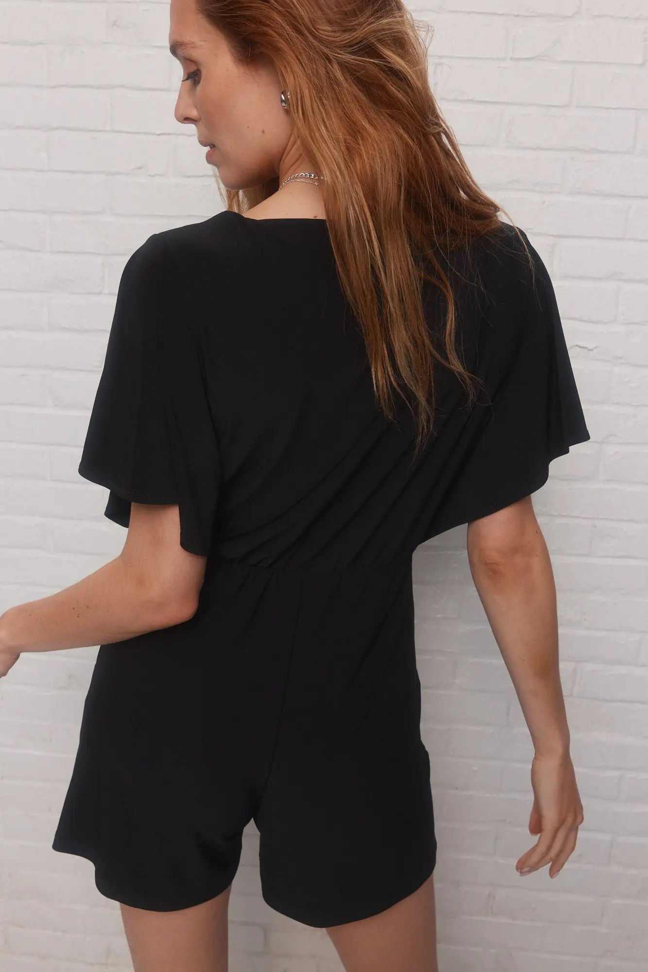 Jessy | Le combishort noir à manches à volants – Image 6