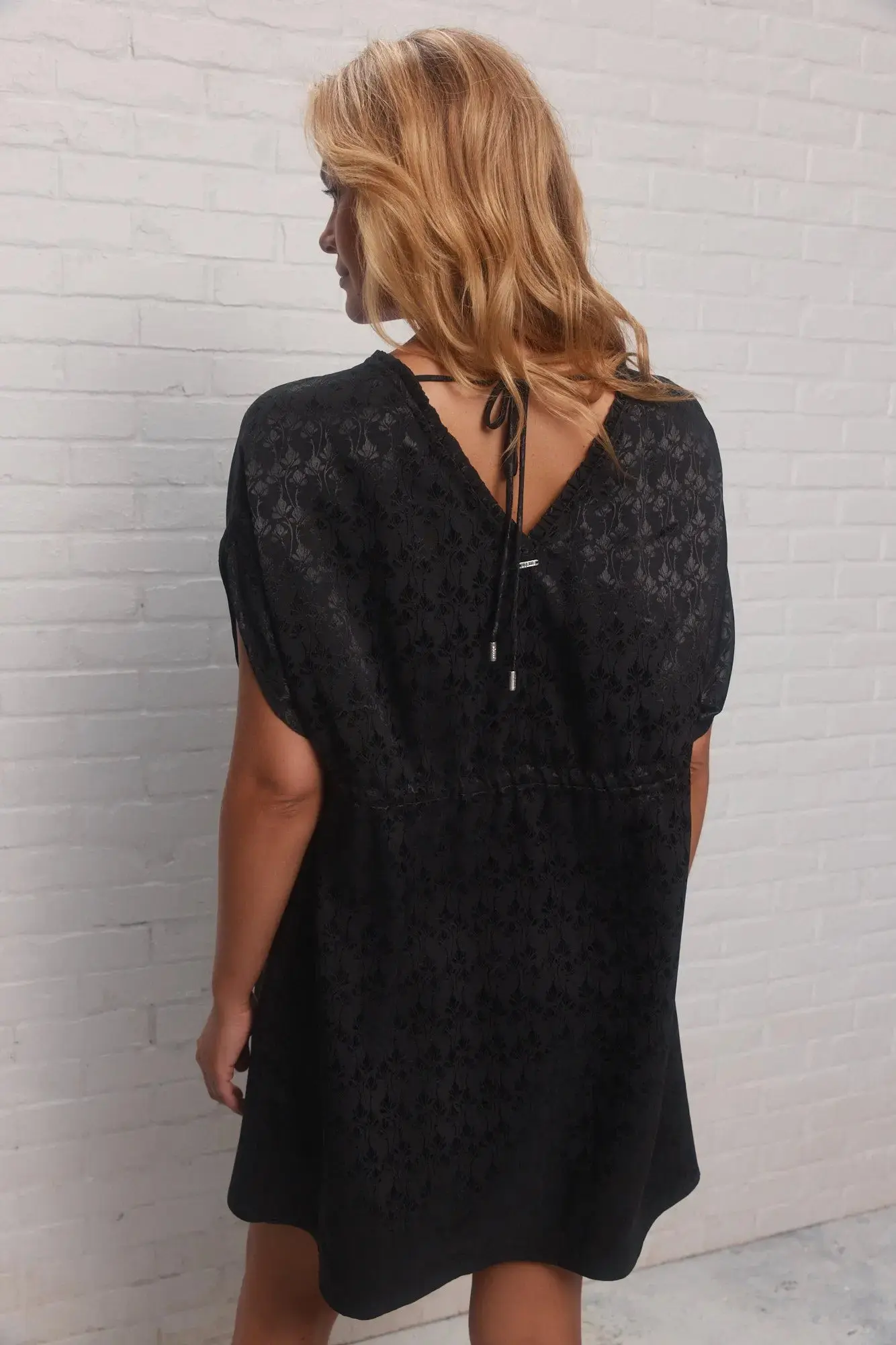 Robe noire à motifs floraux | Flyline – Image 6