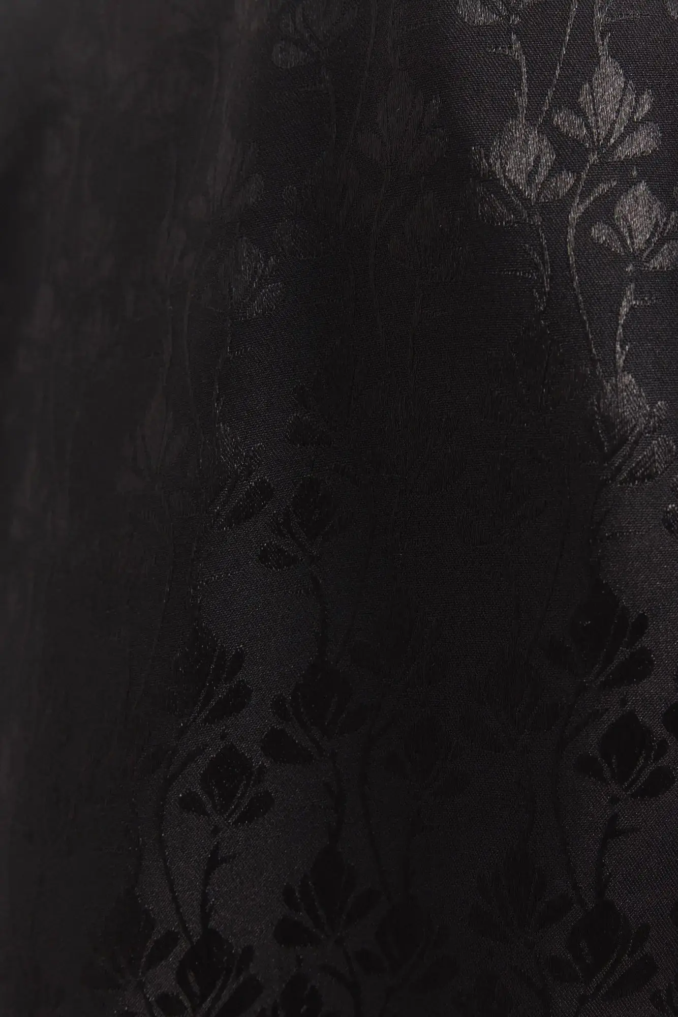 Robe noire à motifs floraux | Flyline – Image 7