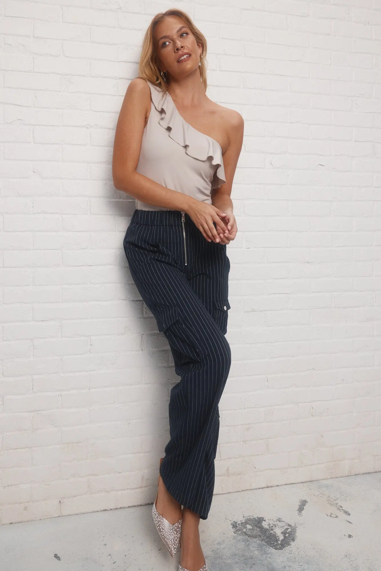 Varden | Justaucorps gris à épaule dénudée – Image 4