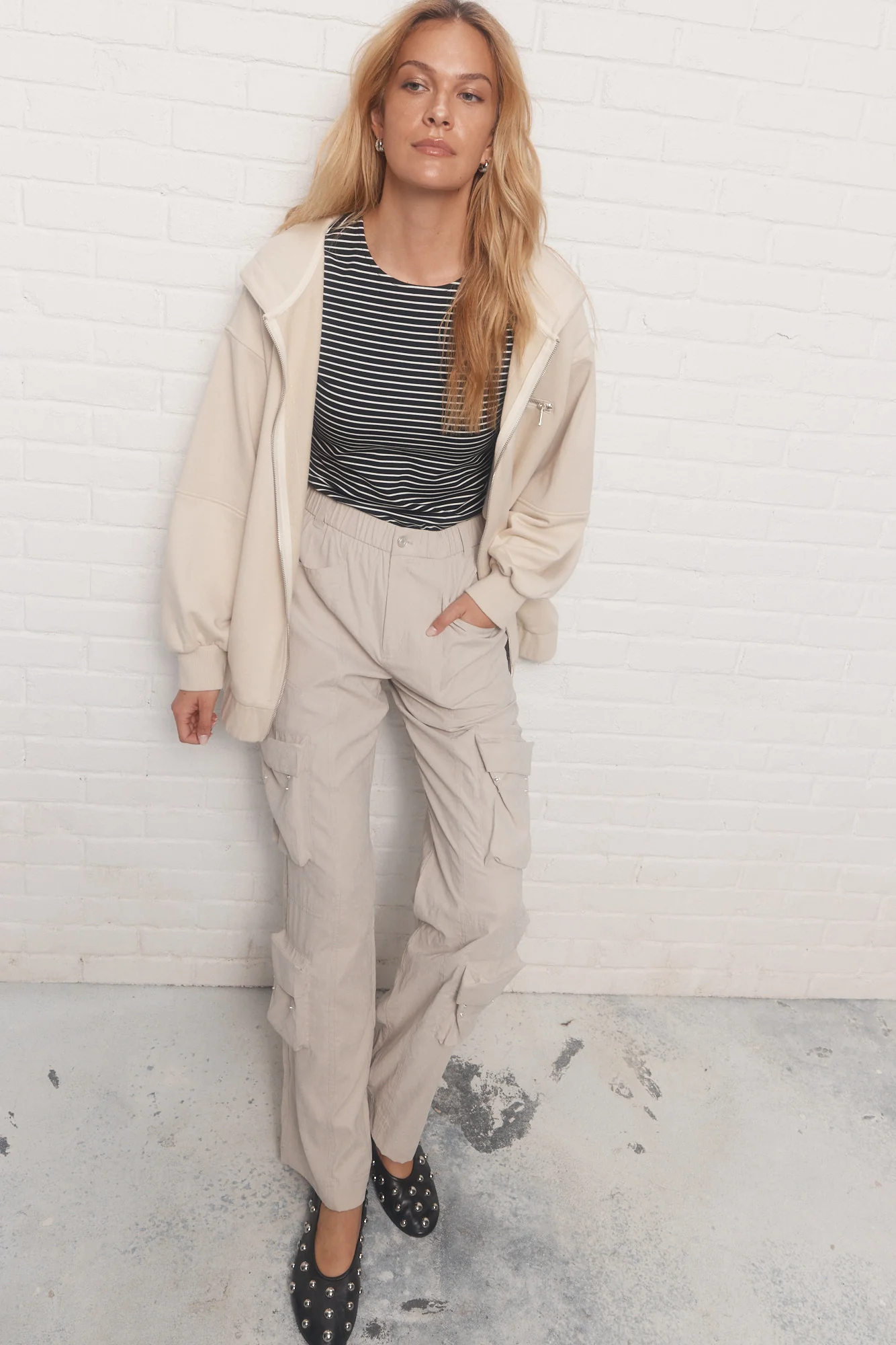 Bela | T-shirt noir à rayures blanches – Image 4