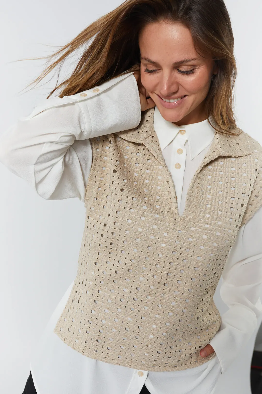 Chandail grège encolure en V | Isabeau – Image 4