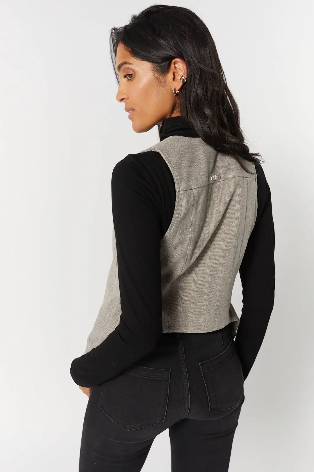 Veste grise à motifs chevrons sans manches | Thelma – Image 5