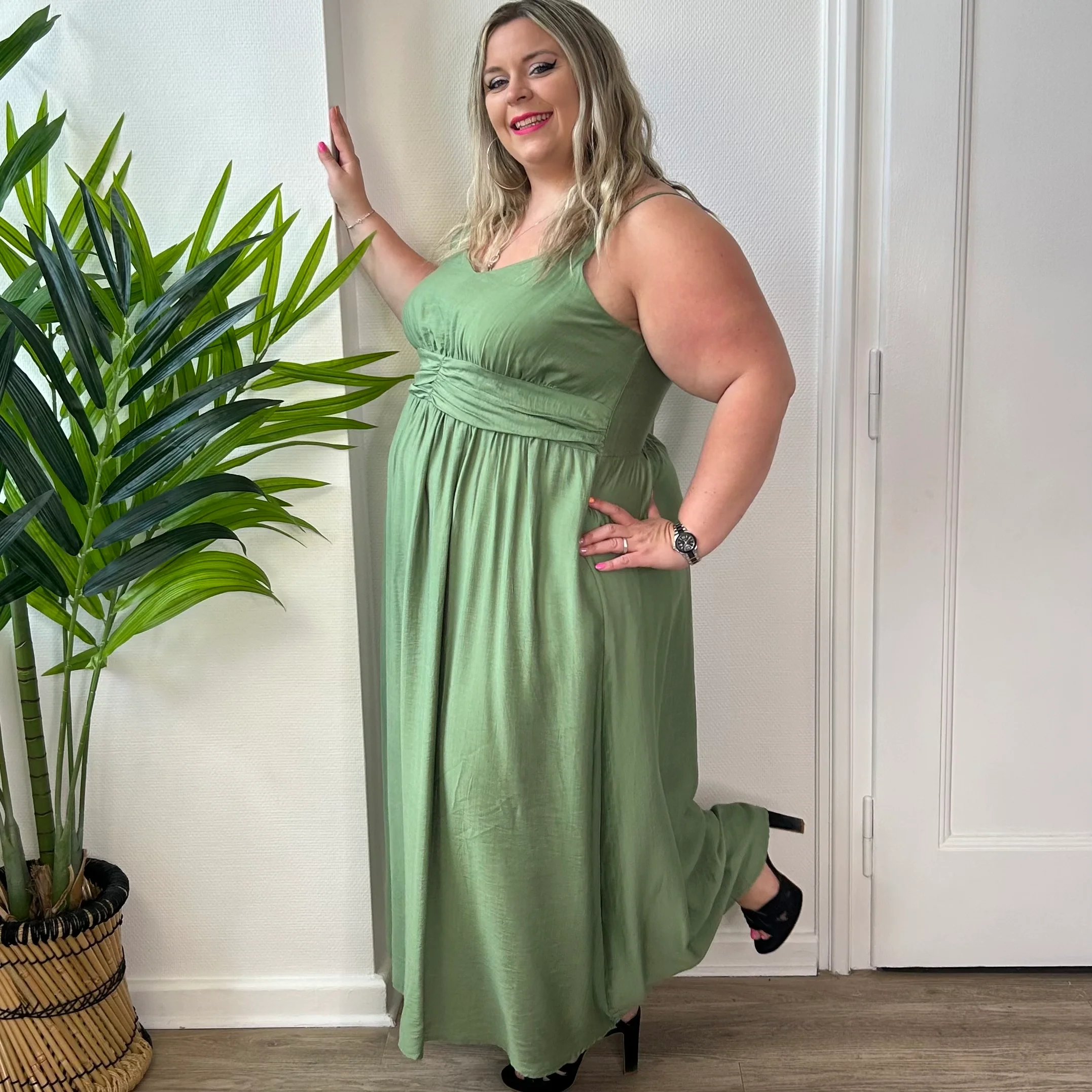 Robe longue kaki à fines bretelles – Image 7