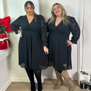 Robe mi-longue noire à manches brodées