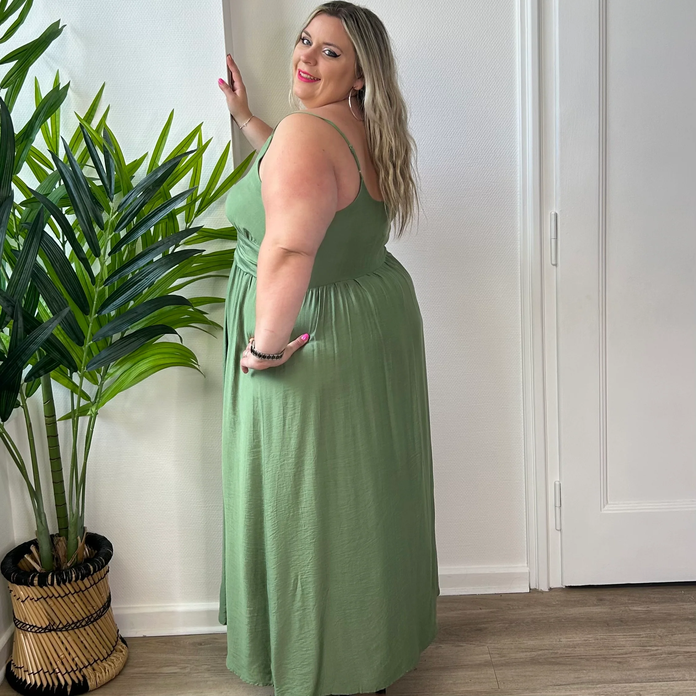 Robe longue kaki à fines bretelles – Image 6