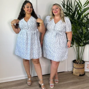 Robe courte bleu ciel à col vagues et broderie en coton