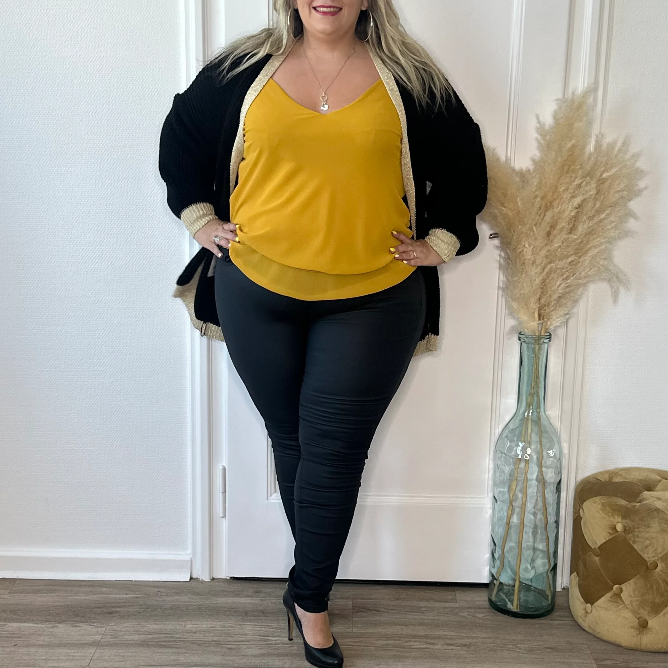 Pantalon noir mat en similicuir – Image 6