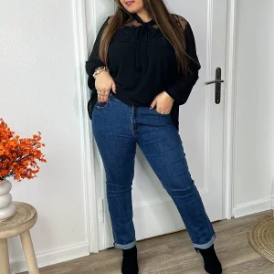 Jean droit légèrement évasé sur le bas