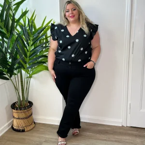 Jean noir mom fit replié sur le bas