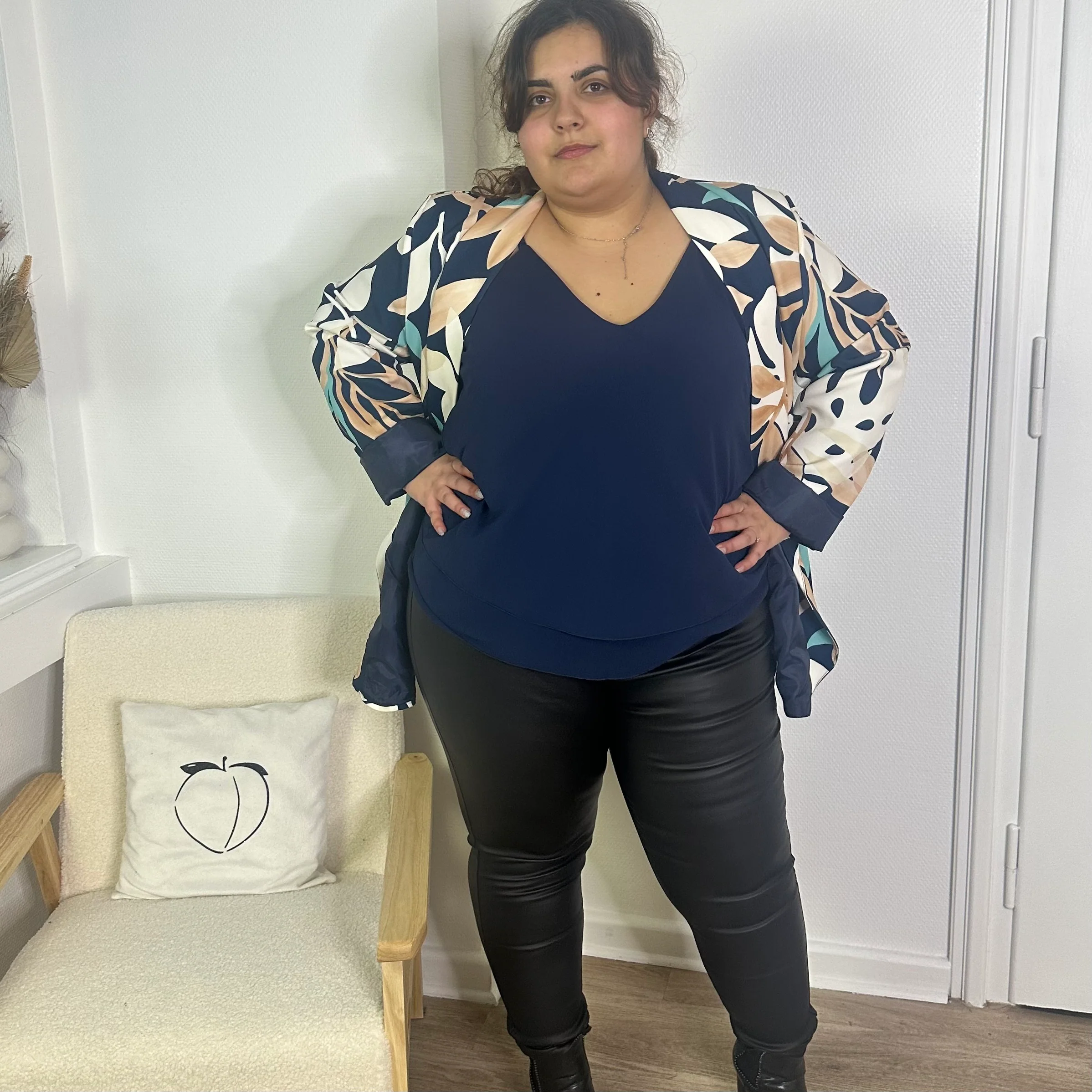 Pantalon noir mat en similicuir – Image 5