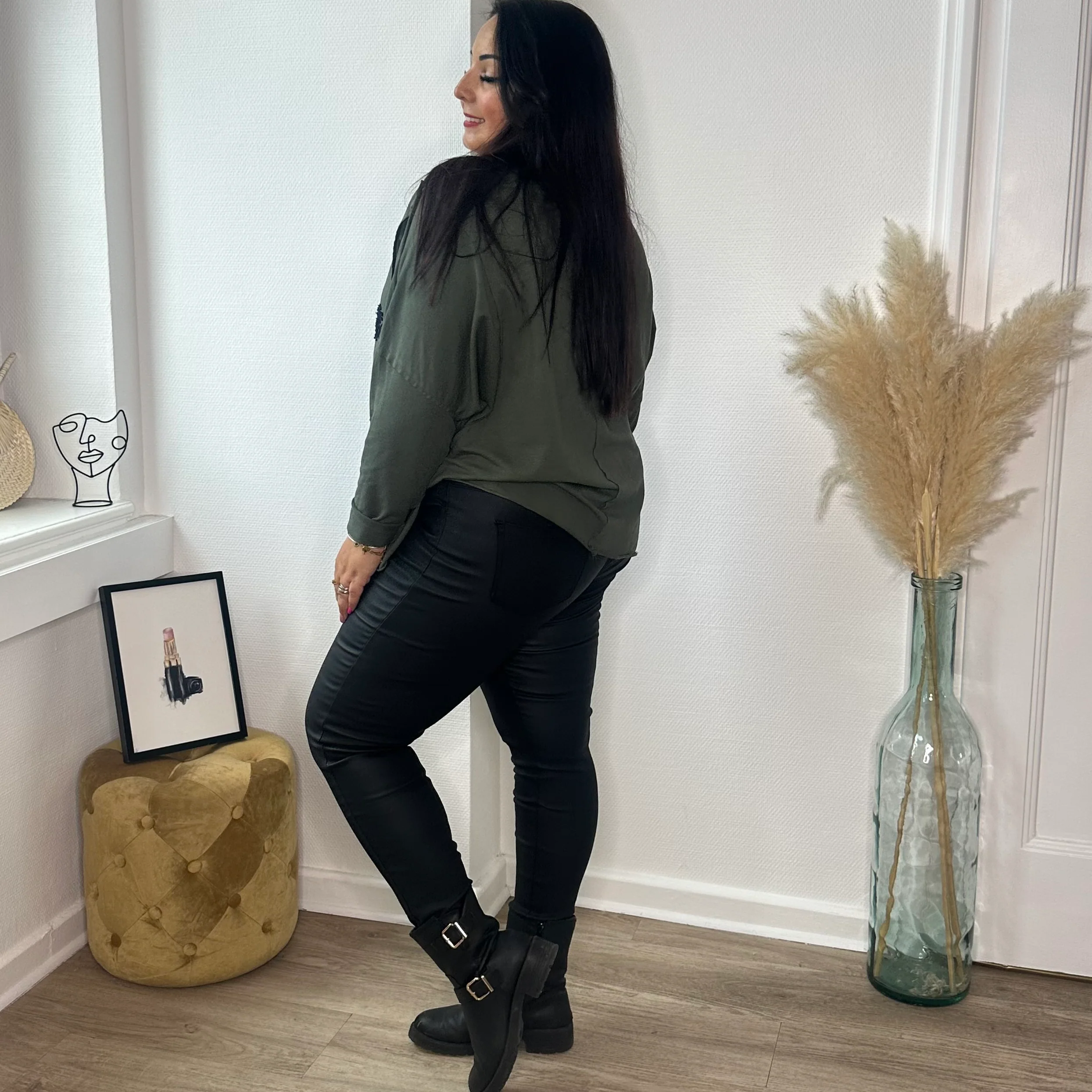 Pantalon noir mat en similicuir – Image 2