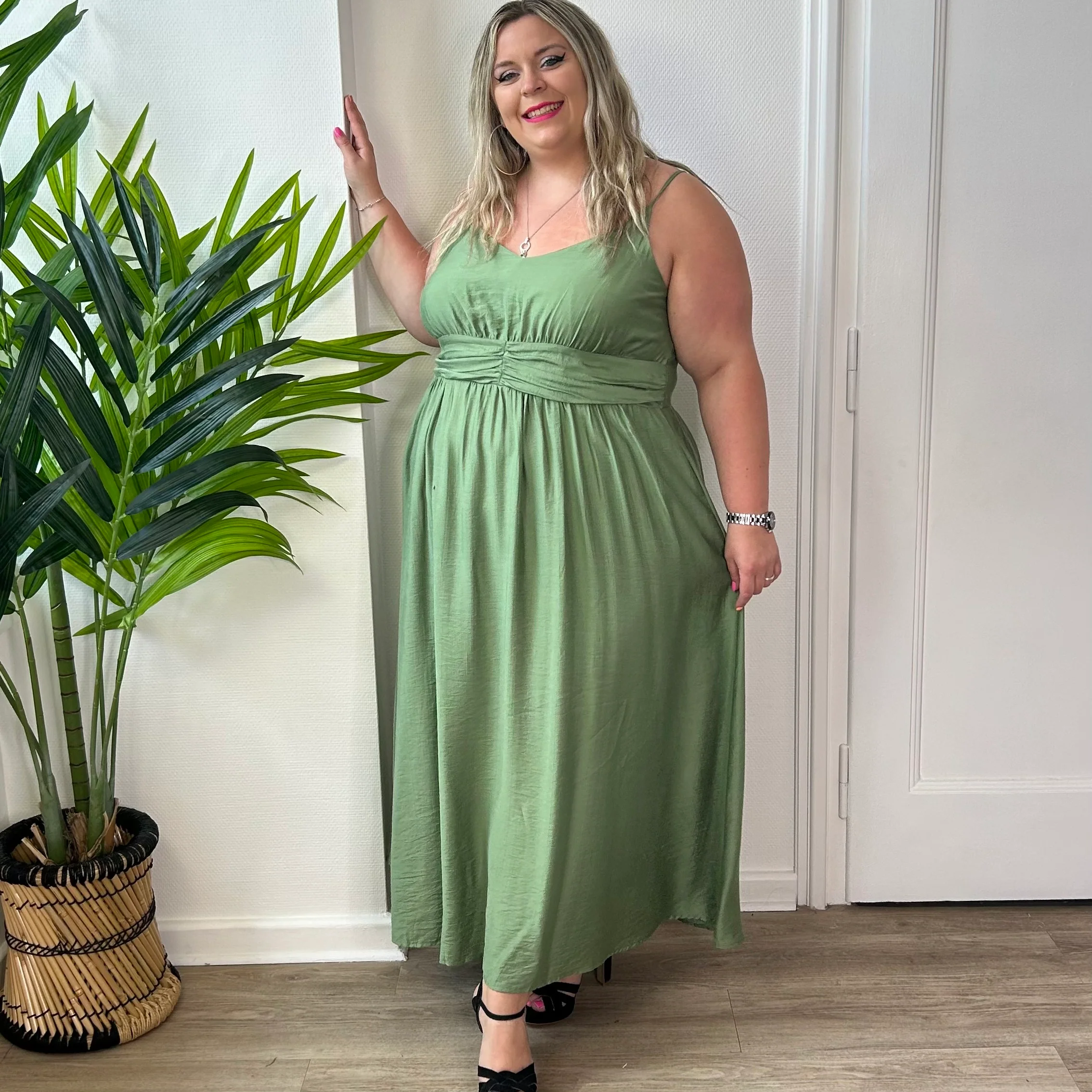 Robe longue kaki à fines bretelles – Image 5