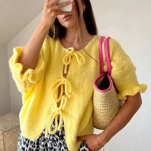 Cardigan femme jaune avec nœuds et front ouvert