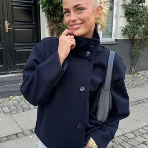 Manteau court femme avec boutons et col montant