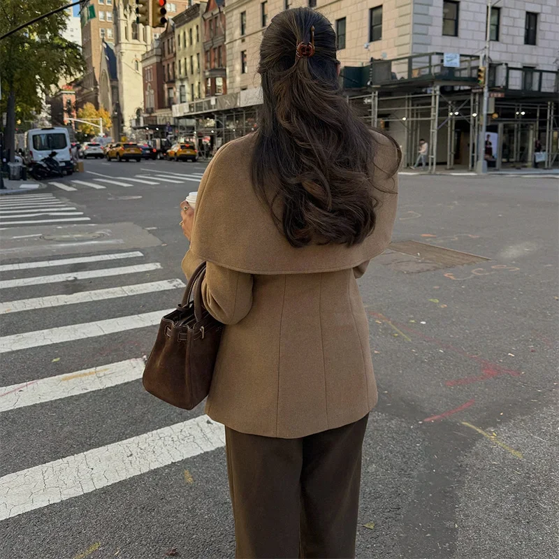 Manteau femme avec cape et taille ajustée camel – Image 4