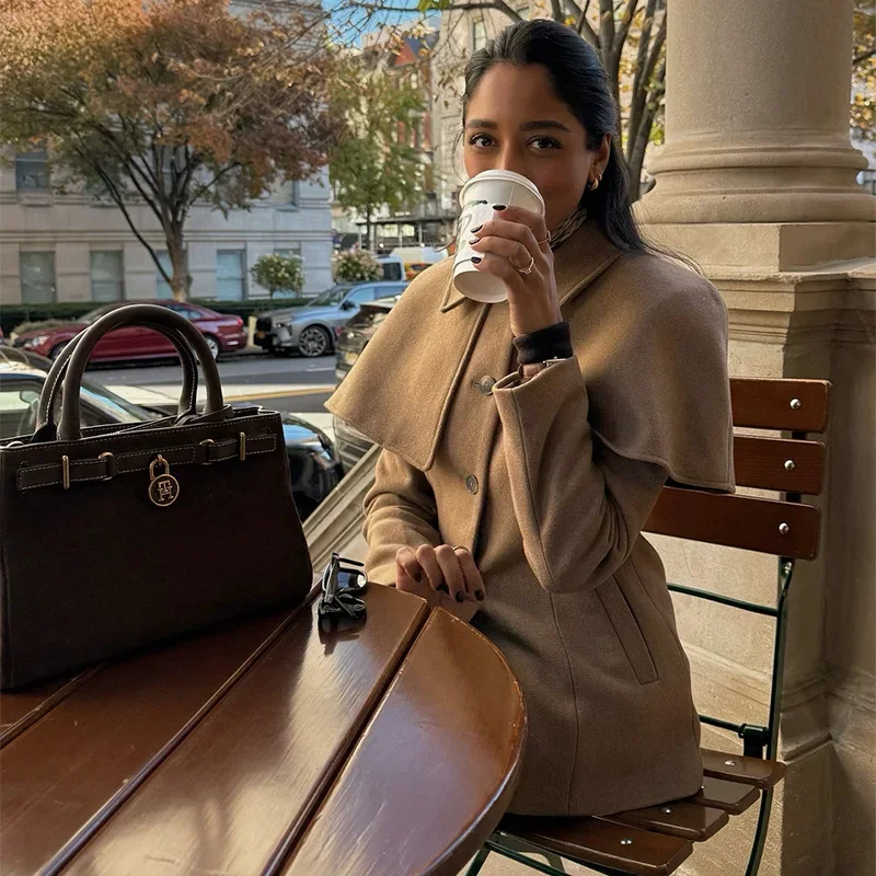 Manteau femme avec cape et taille ajustée camel – Image 5