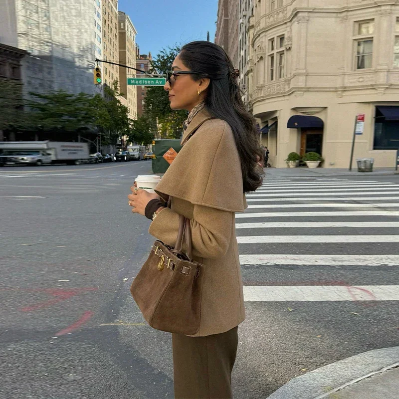 Manteau femme avec cape et taille ajustée camel – Image 7