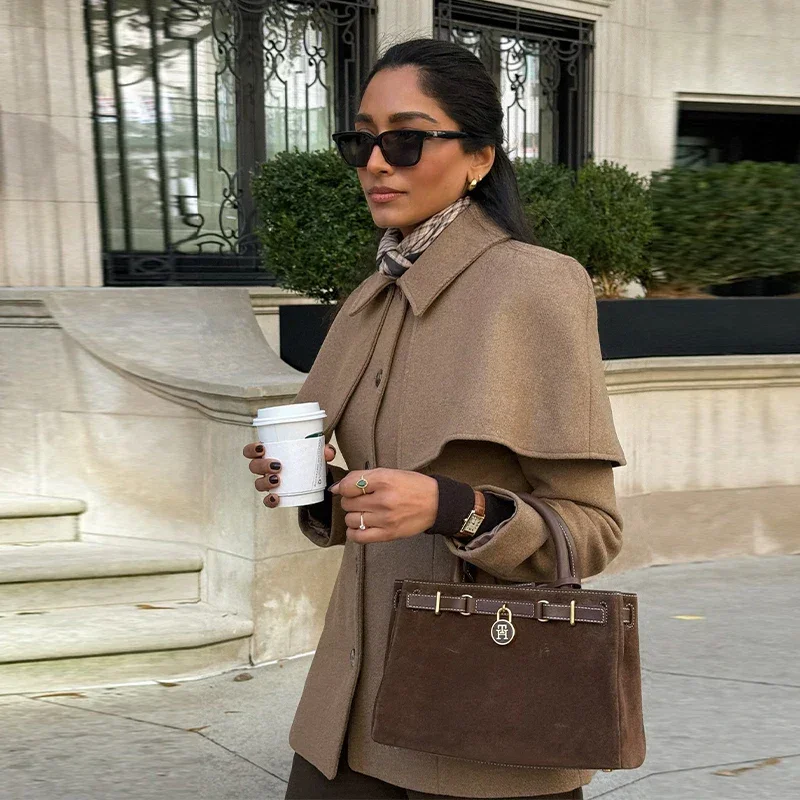 Manteau femme avec cape et taille ajustée camel – Image 3