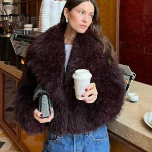 Manteau femme bordeaux en fausse fourrure avec grand col