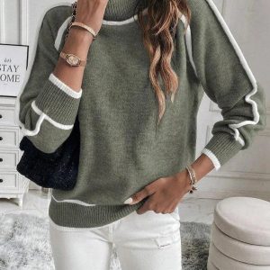 Pull col roulé femme olive avec accents blancs