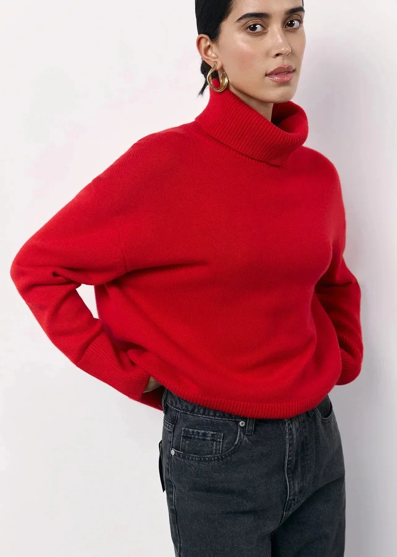 Pull col roulé oversize femme rouge moderne – Image 6
