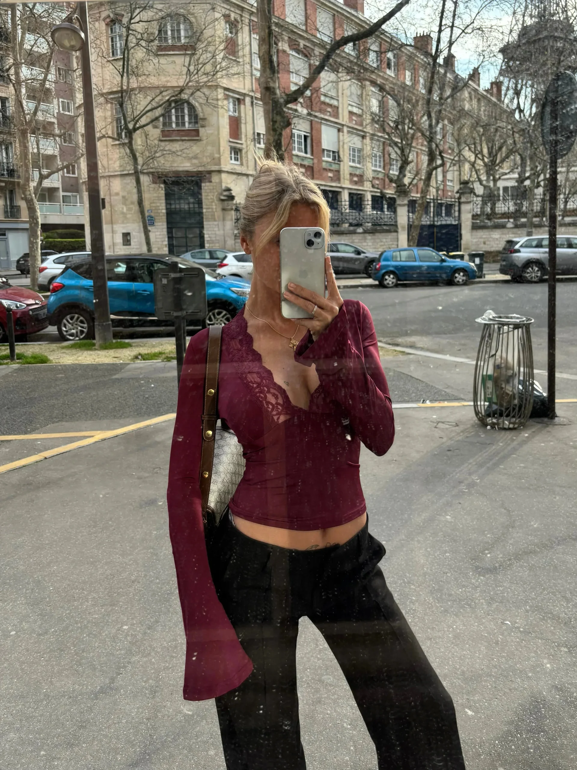 Top femme bordeaux en dentelle col V avec manches évasées – Image 4