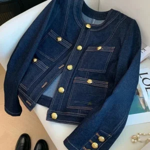 Veste denim femme avec boutons dorés élégants