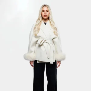 Veste femme blanche ceinturée avec manches en fourrure synthétique
