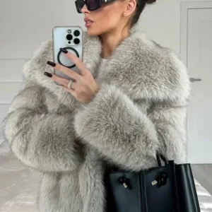 Veste femme chic avec texture luxueuse et col large